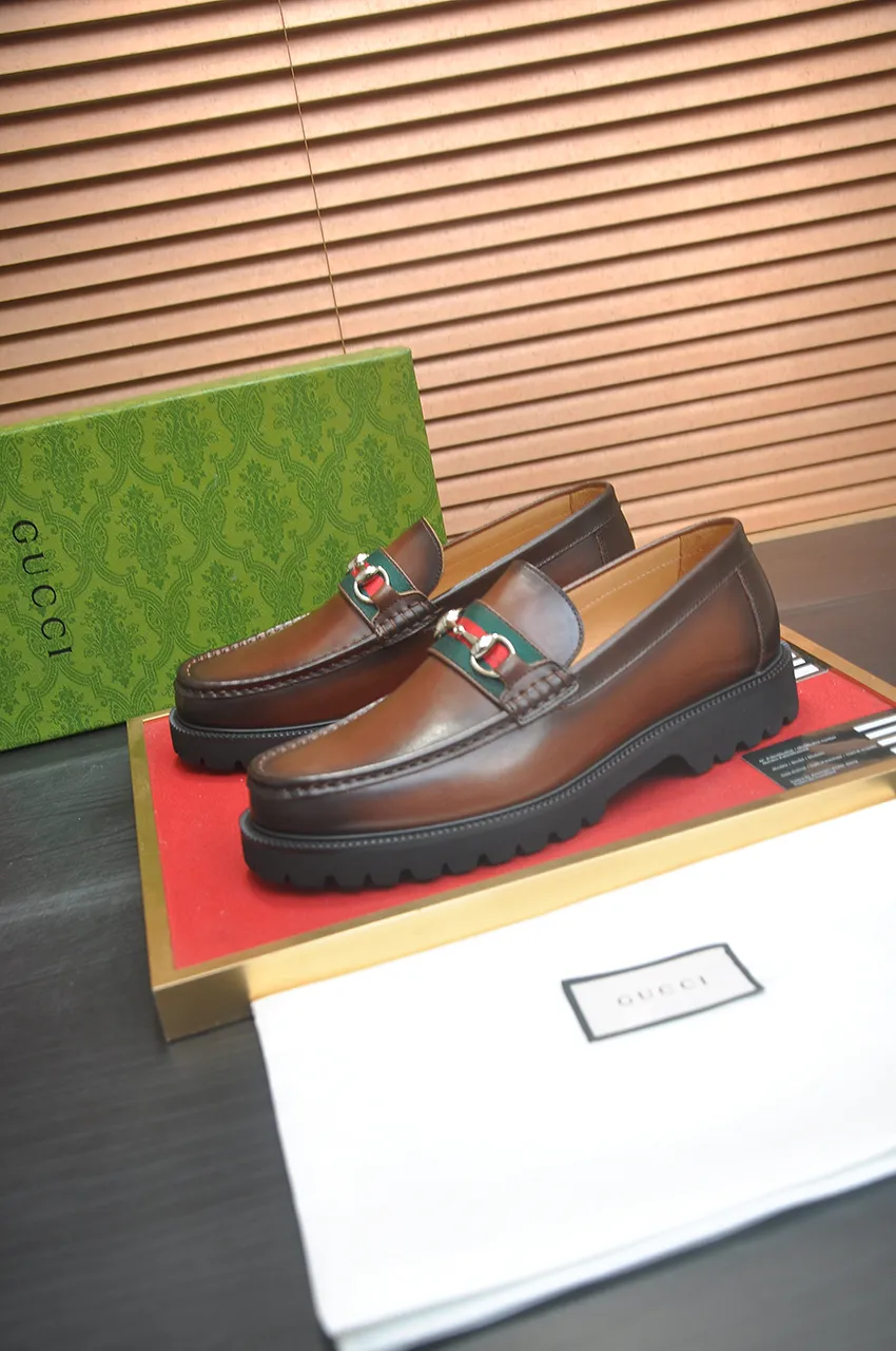 Men's shoes💰560💶Italy's top luxury men's shoe giant (GUCCI) (Gucci) (full cowhide lining) new arrival🍃Original European style🔰 Pleasant to the eye😍In order to make the shoes more durable and non-deformable🌀The production continues to follow traditional methods but there is still no lack of innovation💪Choose original sheepskin for the leather♻️ Smooth and natural And extra bright ⭐Made of imported cowhide, the first choice of rich people 38-45 (45 customized)
